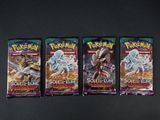 trois paquets de cartes à collectionner Pokémon posés sur une surface noire