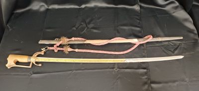 Deux épées sont posées sur un tissu noir, sur une table.