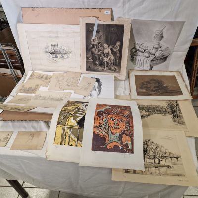 une table sur laquelle sont posées plusieurs photos