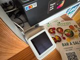 un paquet de chips et un téléphone portable posés sur un comptoir