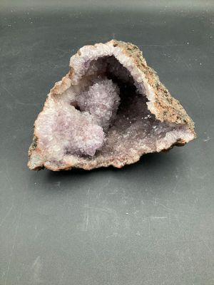 Géode d’Amethyste, ouverte avec jolis cristaux, 2,4Kg.