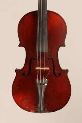 gros plan d'un violon avec un archet sur fond blanc