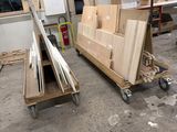 Plusieurs morceaux de bois sont empilés sur un chariot dans une pièce