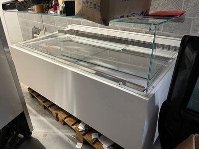 une vitrine avec un couvercle en verre dans un magasin