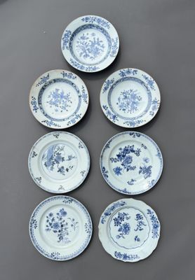 six assiettes bleues et blanches ornées de fleurs, posées sur une table
