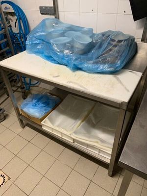 une table sur laquelle sont posés de nombreux sacs