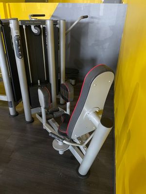 un appareil de musculation situé dans un coin de la salle