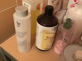 de nombreux types de produits d'entretien sur le plan de toilette de la salle de bains