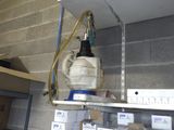 une photo d'une machine posée sur une étagère