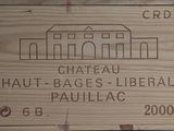 une caisse en bois sur laquelle est apposée une étiquette portant l'inscription « Château Haut-Bages Libéral »