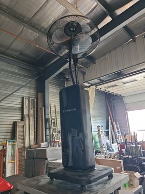 un ventilateur posé sur une table dans un entrepôt