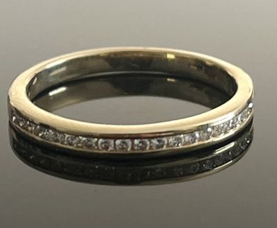 gros plan d'une bague en diamant sur une surface réfléchissante