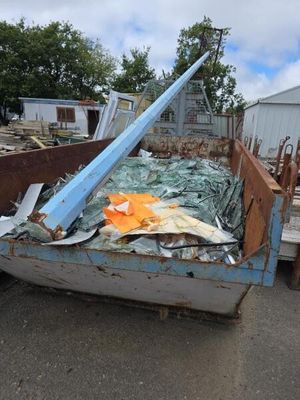 un bateau chargé à l'arrière d'un camion