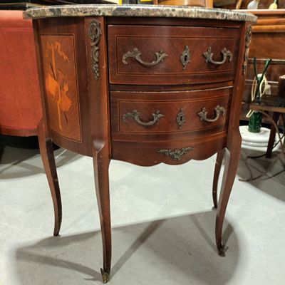 une commode en marbre exposée dans un magasin
