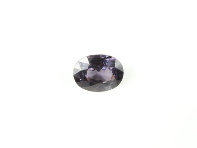 un gros plan d'un diamant violet sur une surface blanche