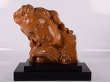 statue d'une femme les mains sur le visage