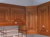 une armoire en bois avec un casier à bouteilles dans un coin de la pièce