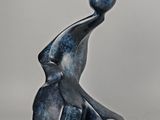 sculpture représentant un homme et une femme assis dos à dos