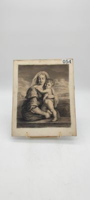 une photo en noir et blanc d'une femme tenant un enfant dans ses bras