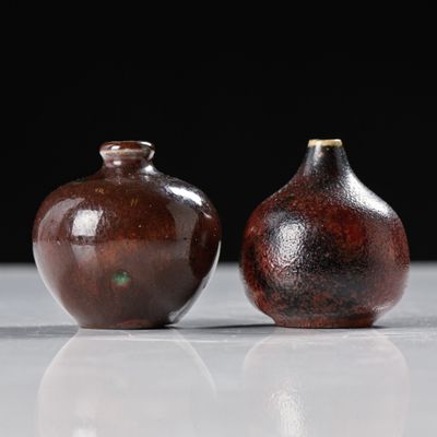 deux vases posés sur une table