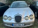 une voiture argentée garée dans l'herbe