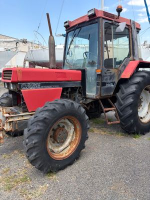 un tracteur rouge garé sur le parking
