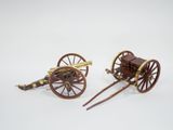 paire de canons miniatures anciens en bois et en laiton, montés sur roues