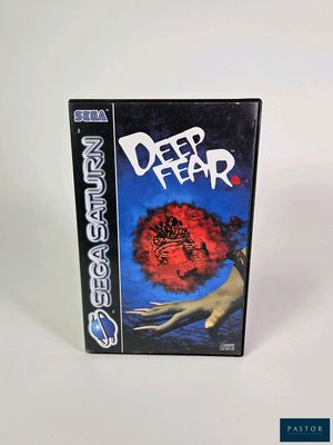 La boîte du jeu vidéo « Deep Fear » est posée sur une surface blanche.