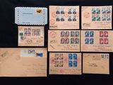 plusieurs vieilles enveloppes portant des timbres, posées sur un fond noir