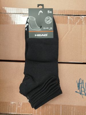 une boîte sur laquelle est posée une paire de chaussettes noires
