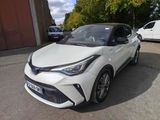 Une Toyota C-HR blanche est garée sur un parking