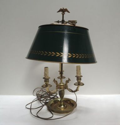 une lampe de table ancienne en laiton, surmontée d'un abat-jour vert
