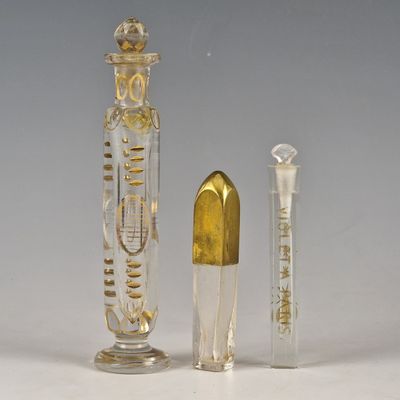 trois objets en verre placés les uns à côté des autres