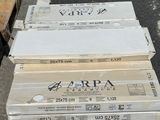 plusieurs piles de palettes en bois empilées les unes sur les autres dans un parking