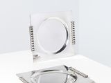 une assiette en argent et une assiette en argent posées sur une table blanche