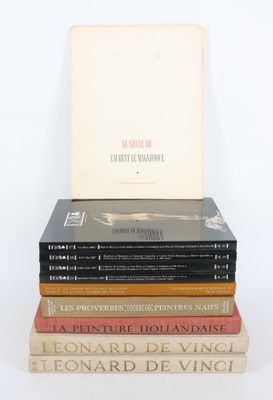 trois livres empilés sur une surface blanche