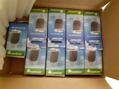 six cartons contenant des purificateurs d'air, rangés dans un carton