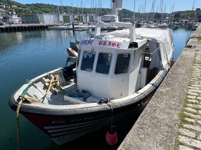 un petit bateau amarré dans l'eau