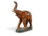 statue d'un éléphant avec des défenses sur fond blanc