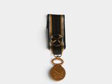 gros plan d'une médaille sur une surface blanche