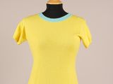 un pull jaune pour femme sur un mannequin, un mannequin, un mannequin, un mannequin, un mannequin, un mannequin, un mannequin, un mannequin