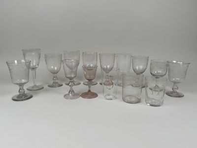 Plusieurs verres à vin sont alignés sur une surface blanche