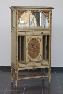 une armoire en bois surmontée d'un miroir