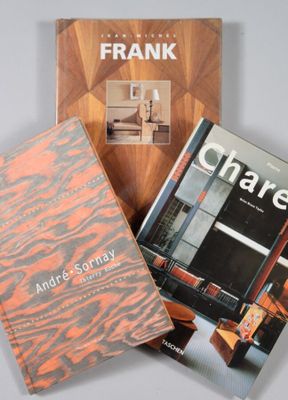 trois livres sont empilés sur une table