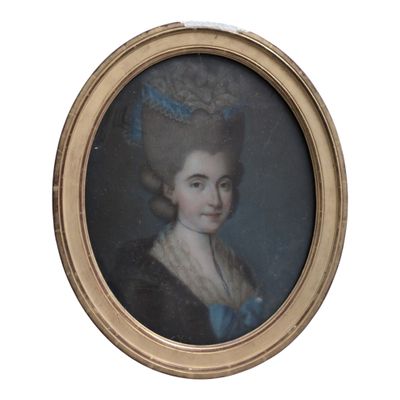 portrait d'une dame en robe bleue et chapeau bleu