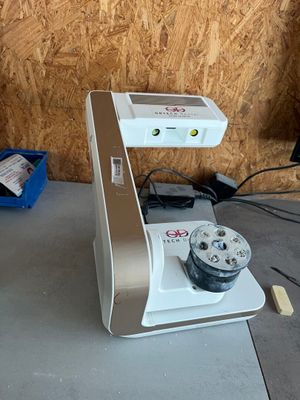 une machine posée sur une table