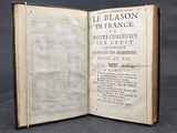 un vieux livre ouvert sur une page où l'on peut lire quelque chose