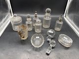 beaucoup de bouteilles en verre et de cuillères posées sur une table