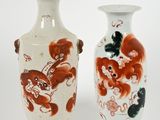 deux vases posés côte à côte sur une surface blanche