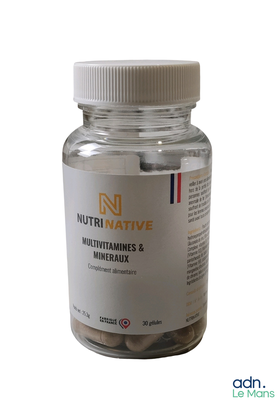 un flacon de vitamines et de minéraux sur fond blanc